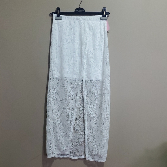Charlotte Russe Dresses & Skirts - Charlotte Russe Elegant White Lace Skirt Size Small